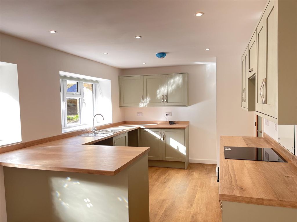 Property photo 2 of 9 Kitchen