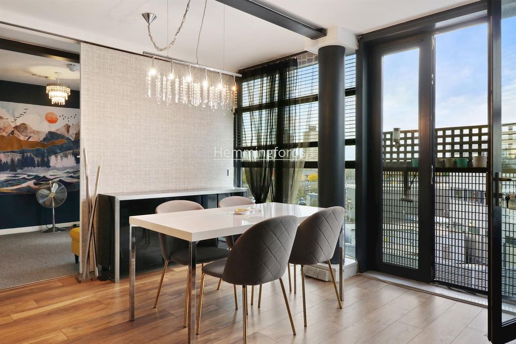 Property photo 3 of 15 14-686978763 - Am - 46 Hallings Wharf Studios, Cha