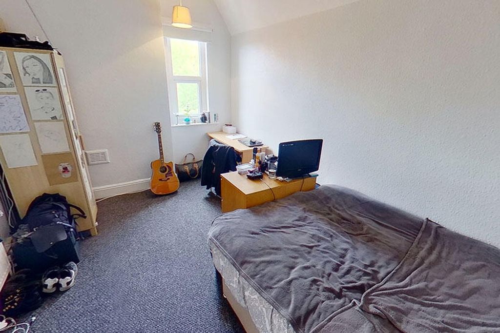Property photo 2 of 4 Cozy Double Bedroom Featuring Ample Natural Light,...