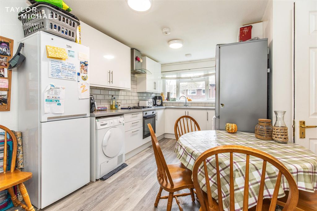 Property photo 3 of 15 Kitchen
