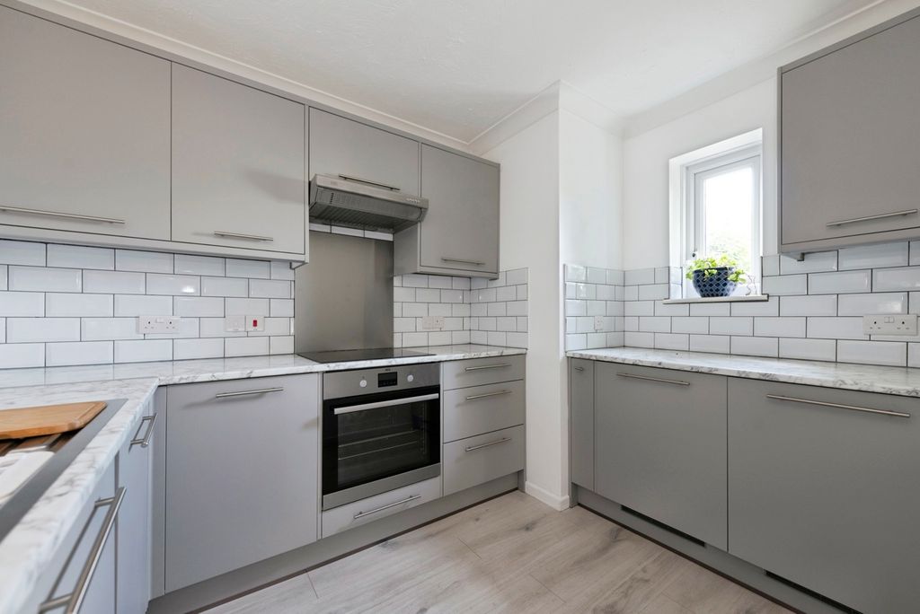 Property photo 3 of 10 Kitchen