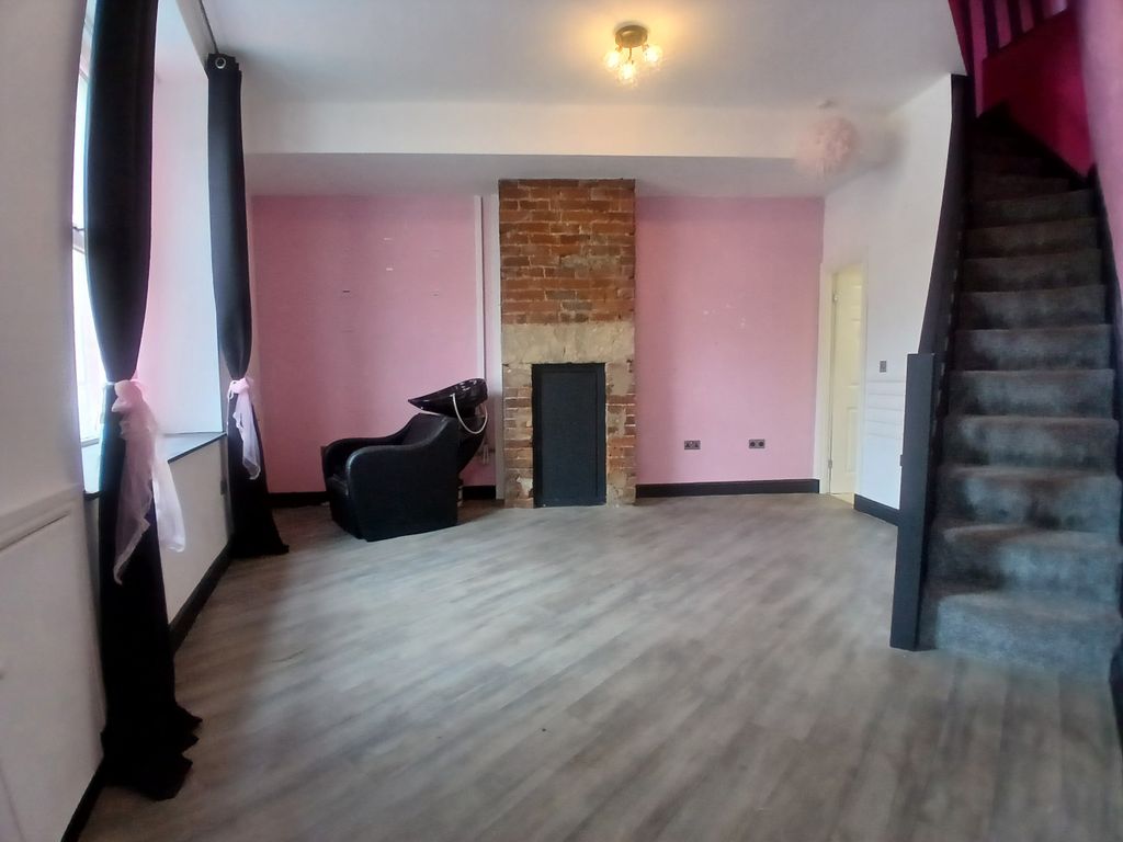 Property photo 2 of 11 Gf Salon 4