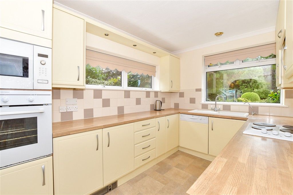 Property photo 3 of 17 Kitchen