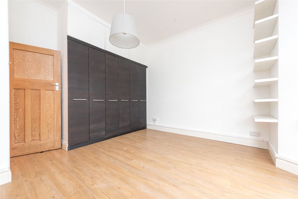 Property photo 2 of 11 Picture No. 17