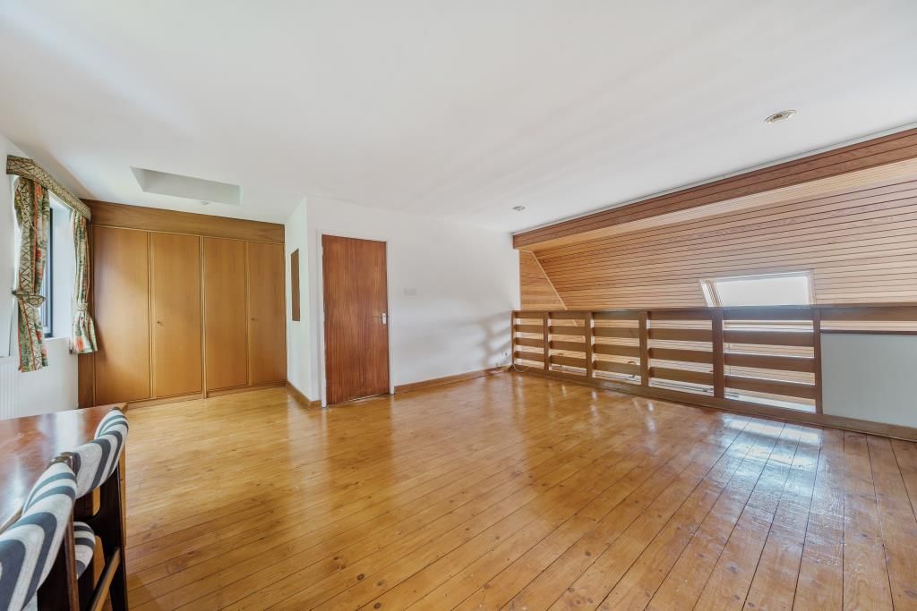 Property photo 3 of 20 Living Space