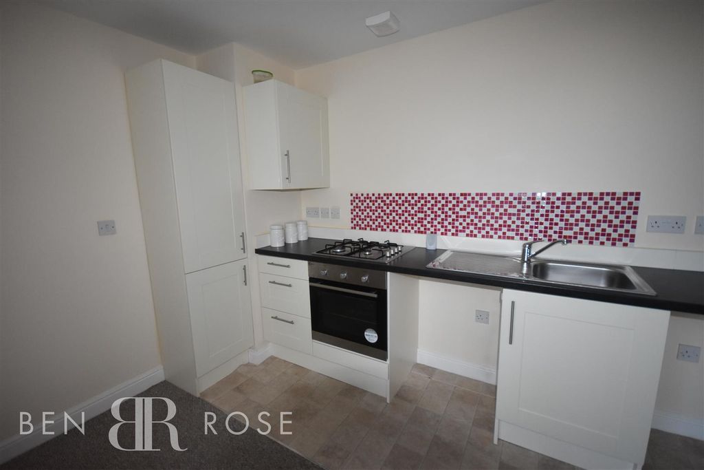 Property photo 3 of 7 Kitchen