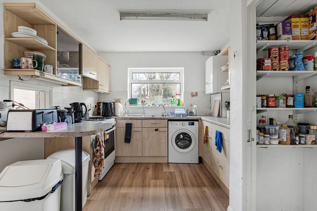 Property photo 3 of 27 Kitchen