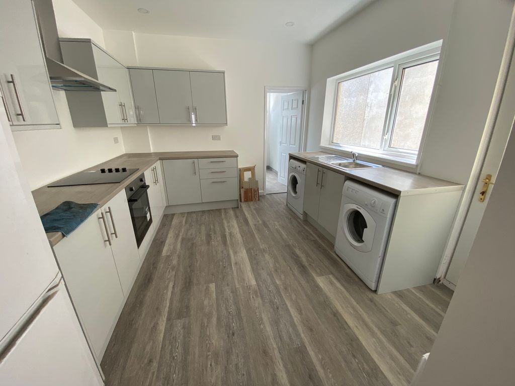 Property photo 2 of 6 Kitchen