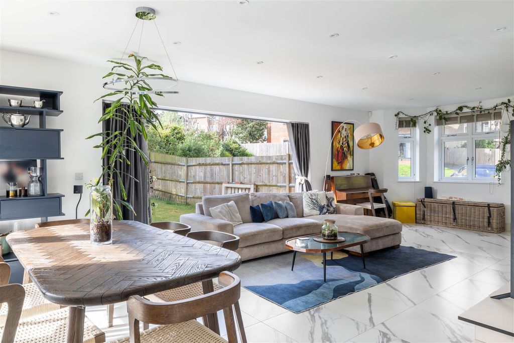 Property photo 2 of 30 10 Ian Austin Mansions-13.Jpg