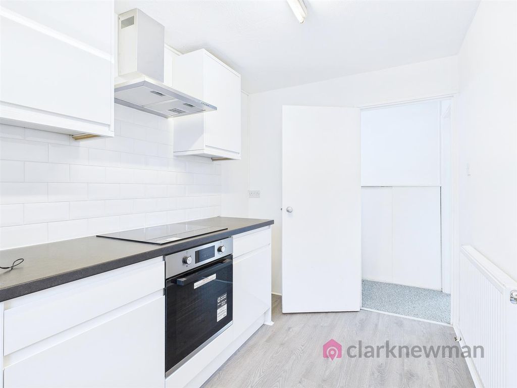 Property photo 3 of 11 Kitchen