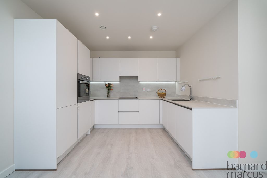 Property photo 3 of 17 Kitchen