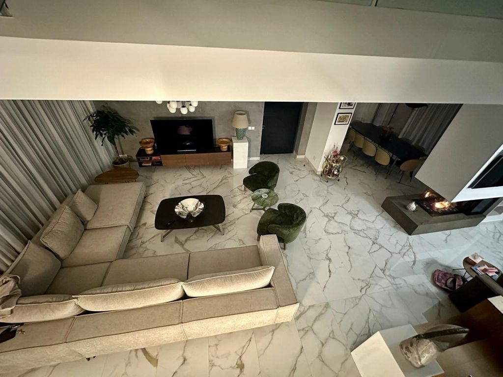 Property photo 3 of 42