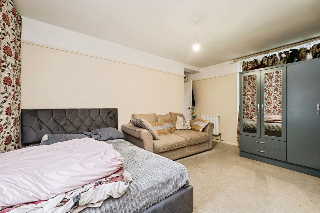 Property photo 3 of 14 4