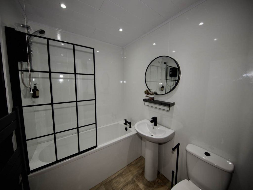 Property photo 3 of 13 42 Bathroom