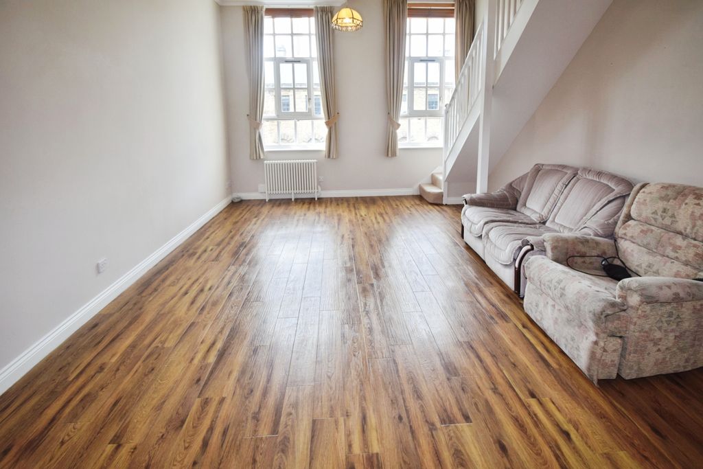Property photo 2 of 11 94A94A56-Lounge