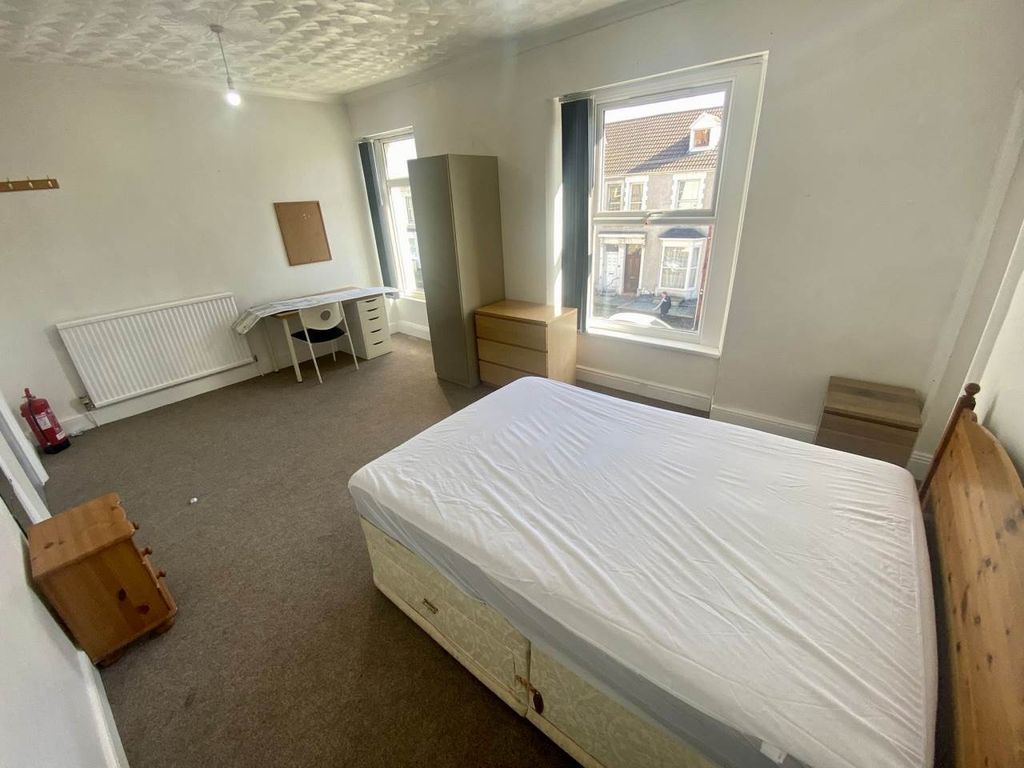 Property photo 3 of 10 Bfc01370-35Fc-4Da3-B2A8-2F160Cb2172c (1)