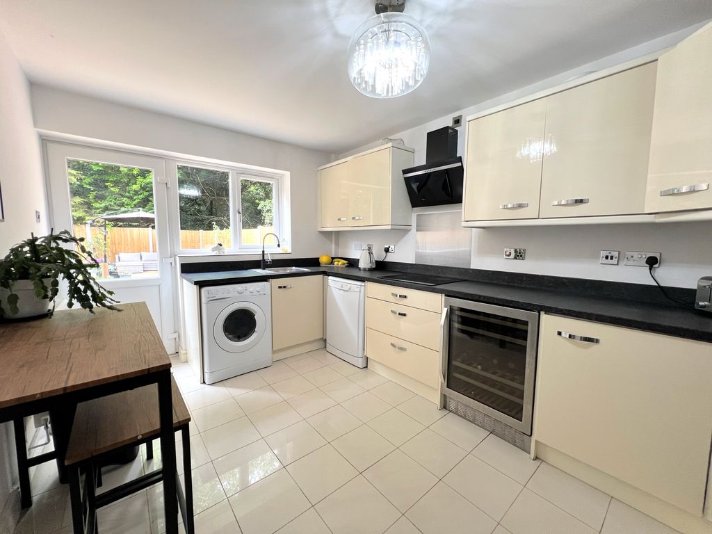 Property photo 3 of 16 Kitchen