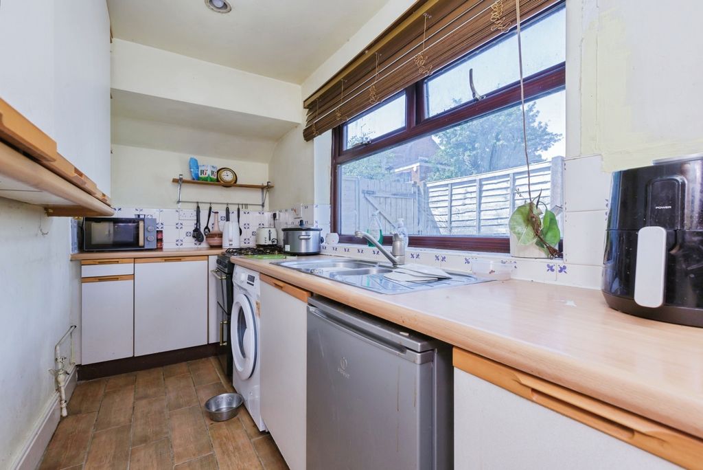 Property photo 3 of 17 Kitchen