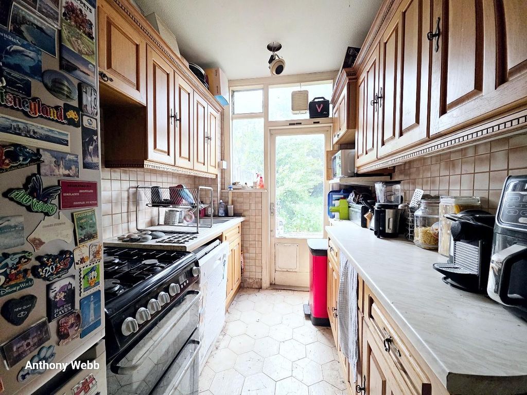 Property photo 3 of 11 Kitchen