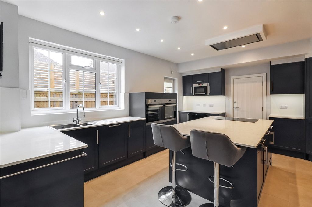 Property photo 2 of 19 Kitchen / Breakfast
