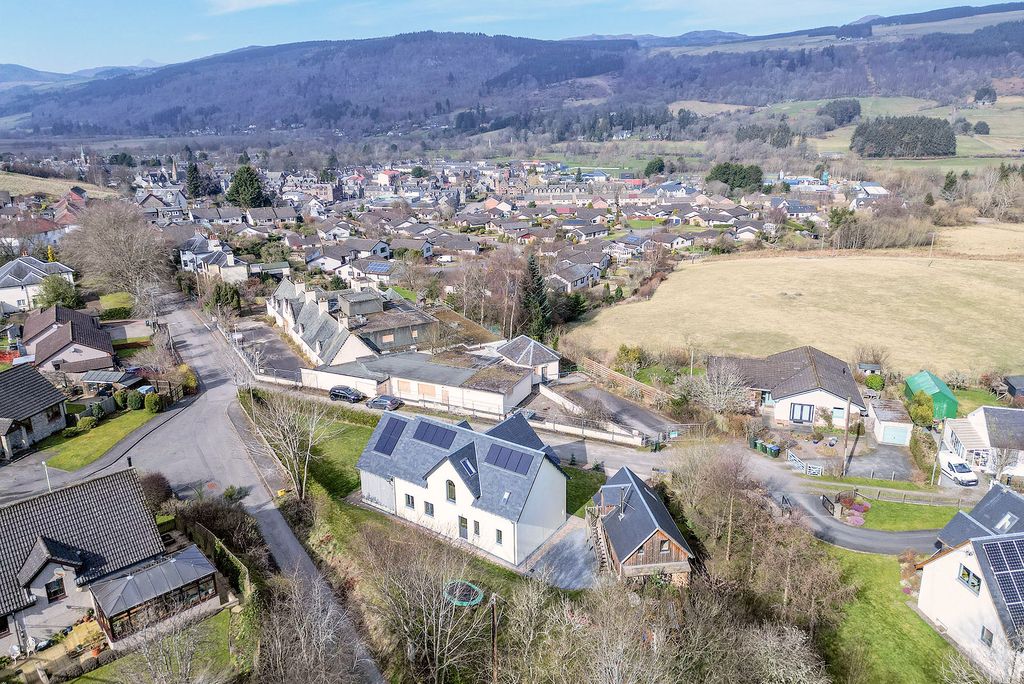 Property photo 2 of 36