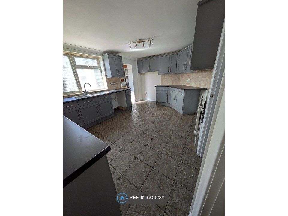 Property photo 3 of 9 Kitchen