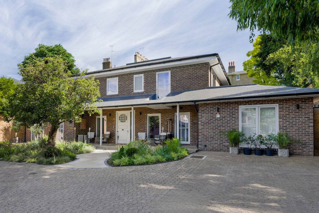 Property photo 1 of 18
