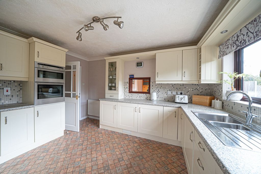 Property photo 3 of 23 Kitchen