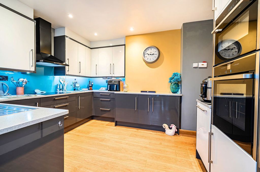 Property photo 2 of 15 1375935-15-690B73...