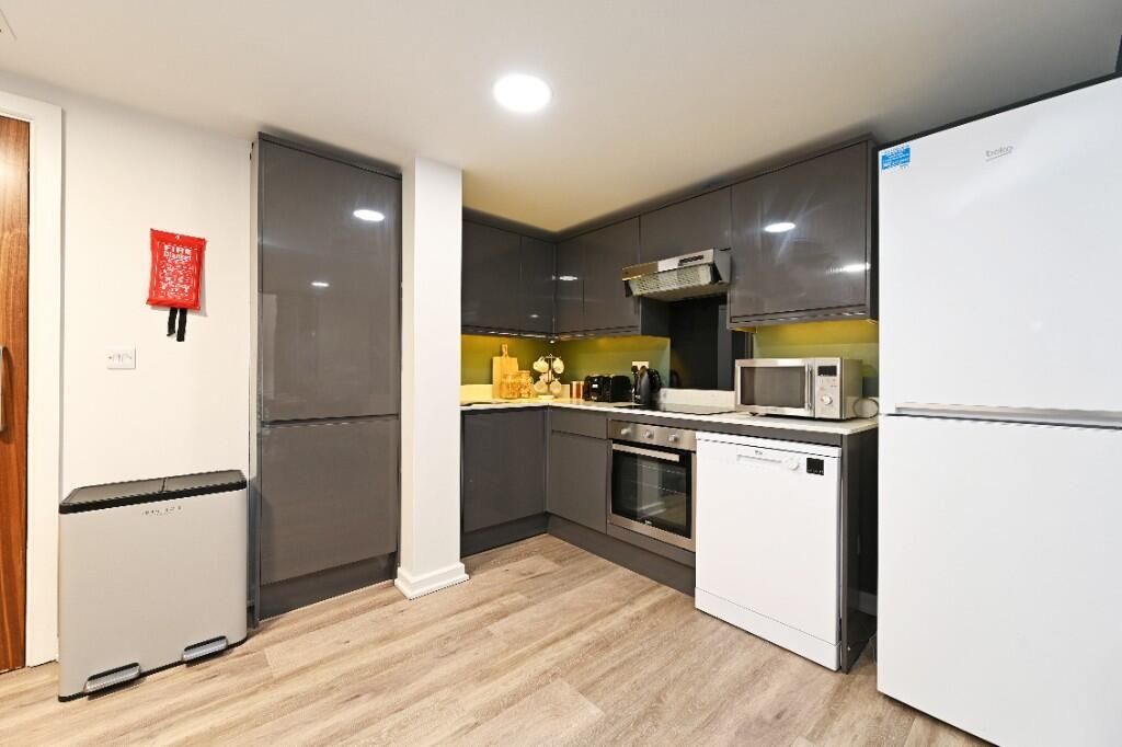 Property photo 2 of 10 Modern Kitchen With Ample Appliances Including A l...