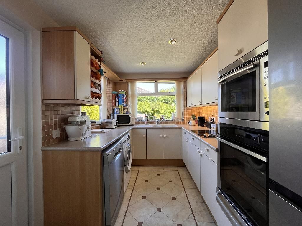 Property photo 3 of 17 Kitchen