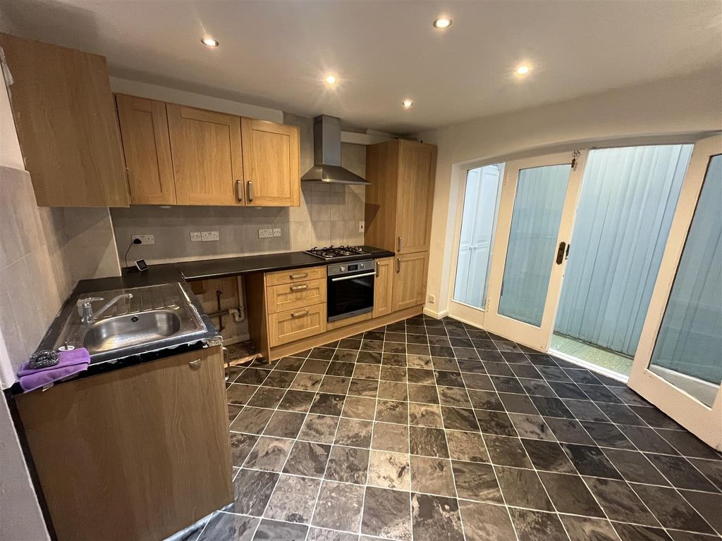 Property photo 3 of 11 Kitchen