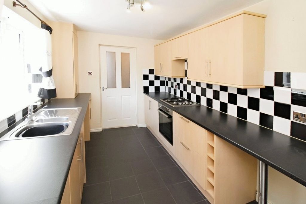 Property photo 3 of 8 Kitchen