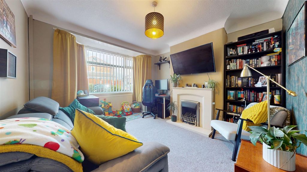 Property photo 2 of 18 Consett Road Living Room