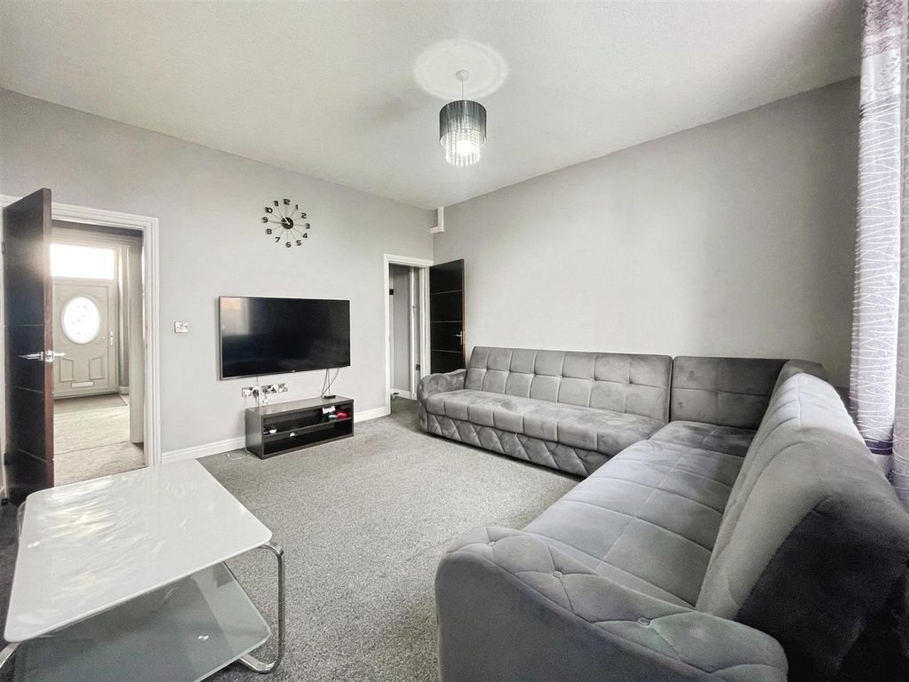 Property photo 3 of 18 Lounge