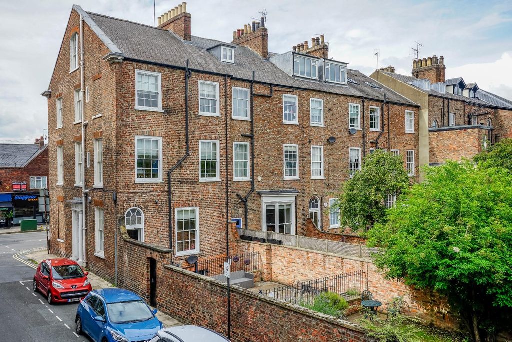 Property photo 1 of 11 Exterior