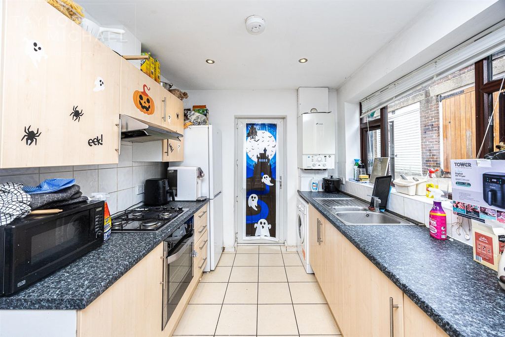 Property photo 3 of 12 Kitchen