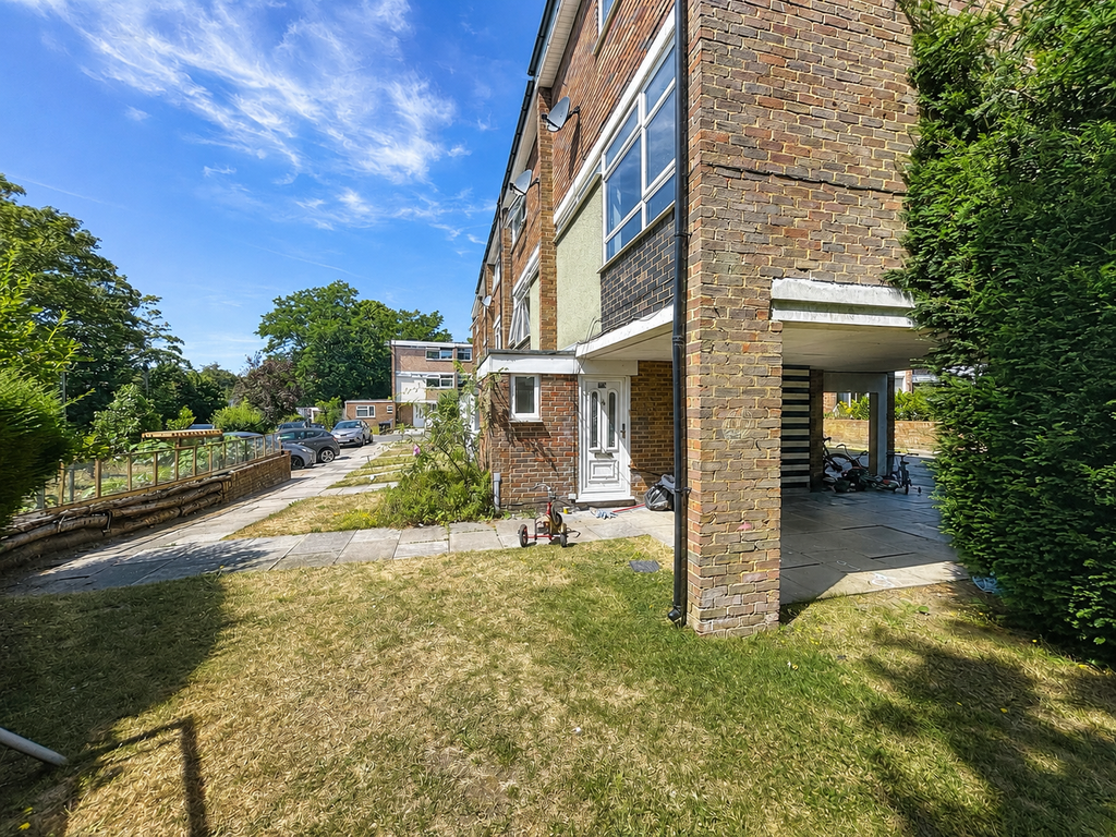 Property photo 1 of 13 Three-Bedroom Townhouse In A Prime Woking Location