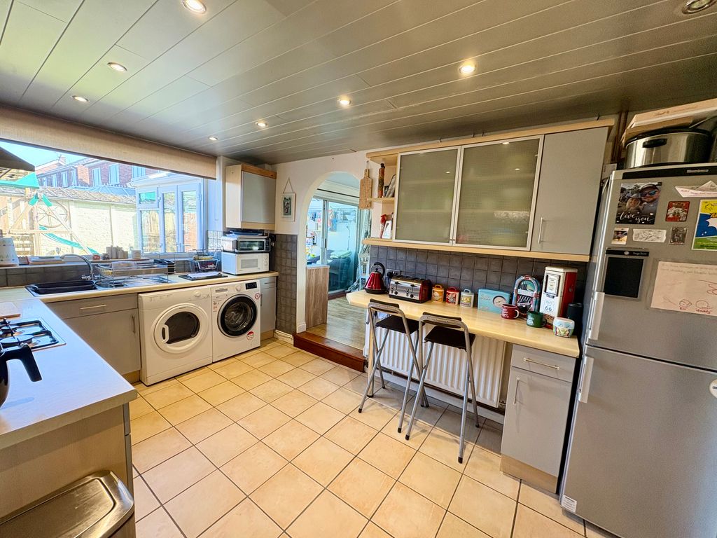 Property photo 3 of 33 Kitchen