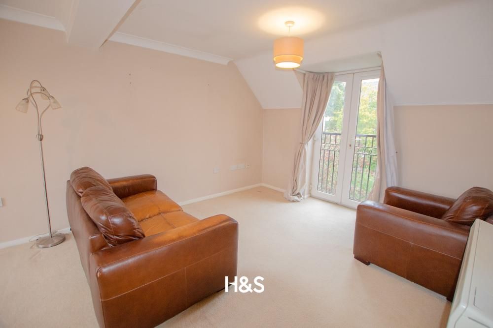 Property photo 3 of 10 81 Warren House - Lounge.Jpg