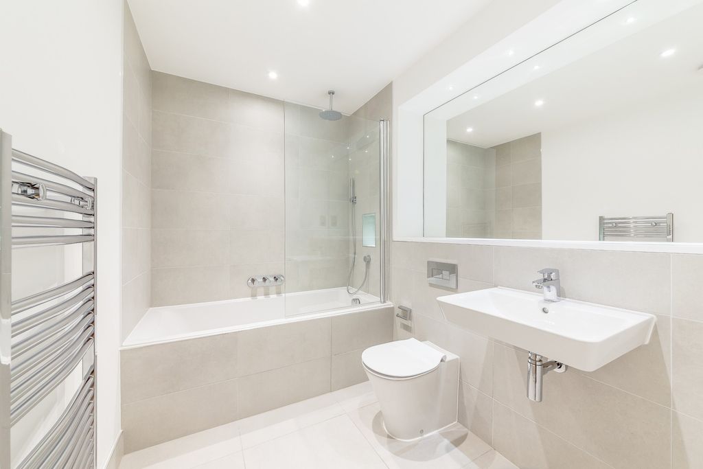 Property photo 2 of 9 Bathroom