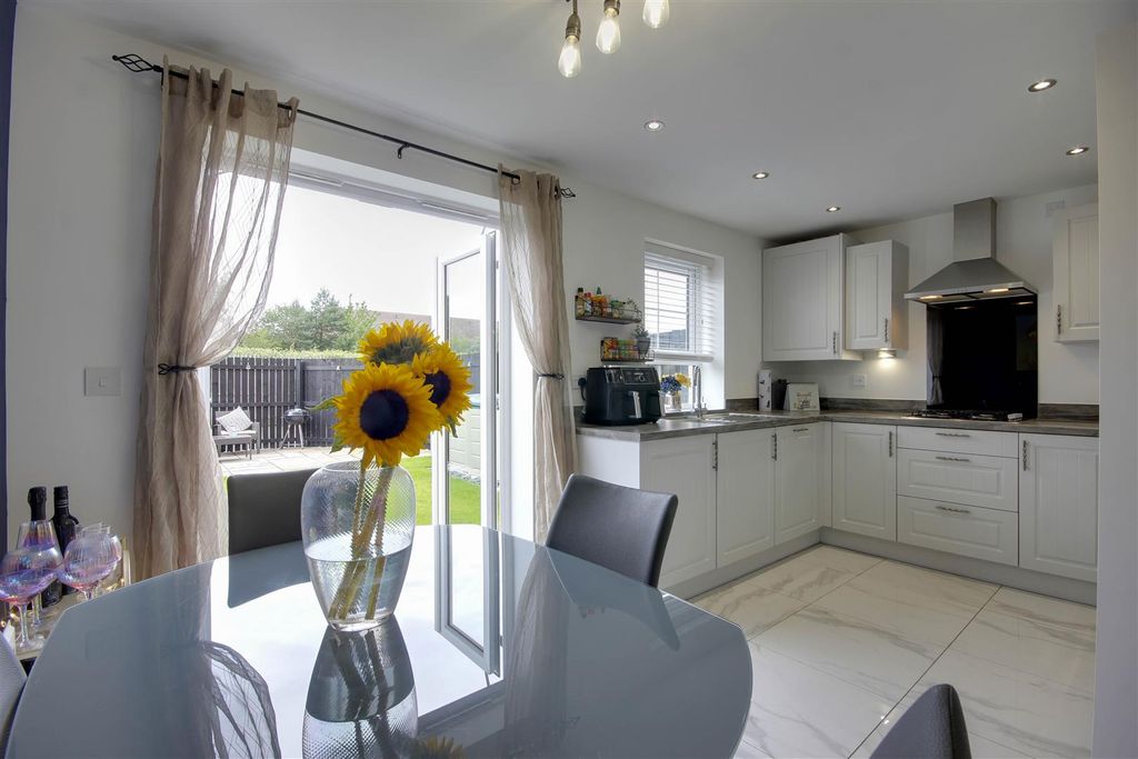 Property photo 2 of 15 Dining Kitchen