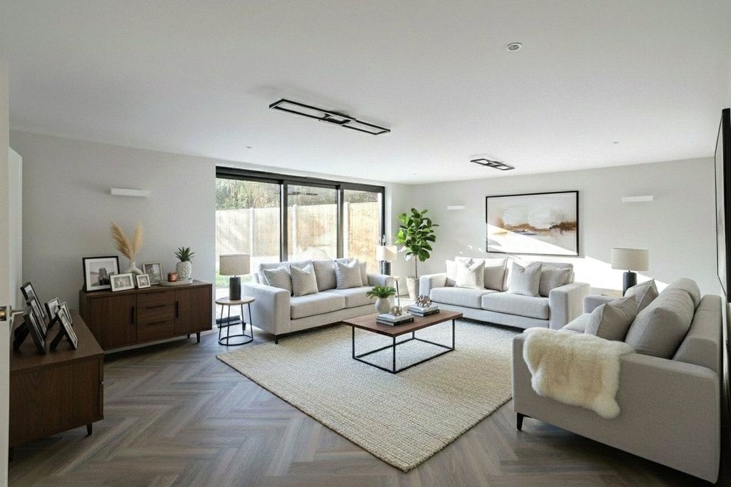 Property photo 3 of 33 House. Partnership