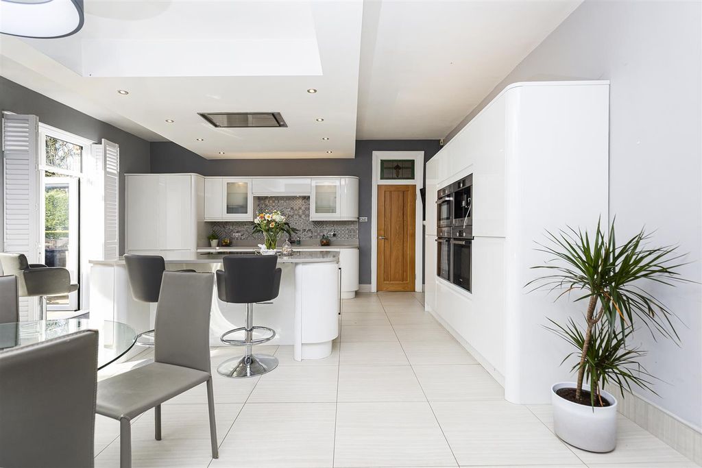 Property photo 2 of 52