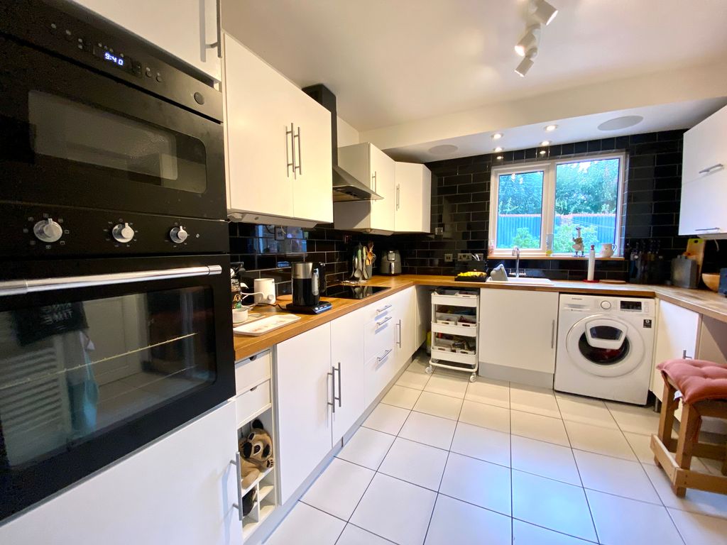Property photo 3 of 21 Image00013