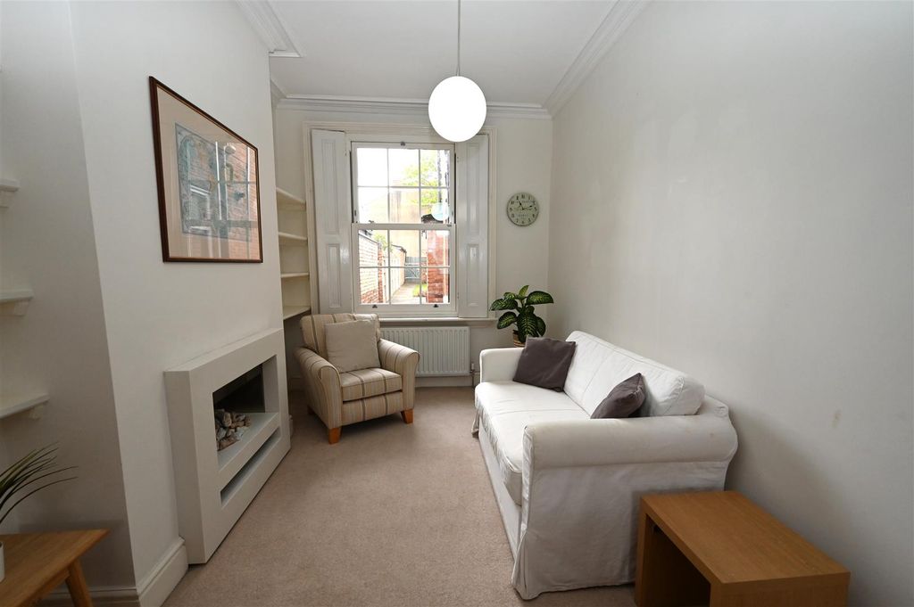 Property photo 3 of 24 Lounge 4.Jpg