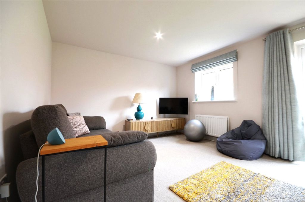 Property photo 3 of 21 Living Room