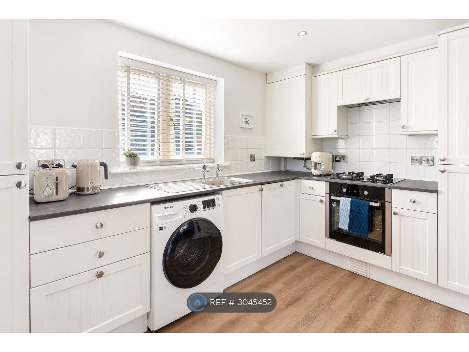 Property photo 3 of 12 Kitchen
