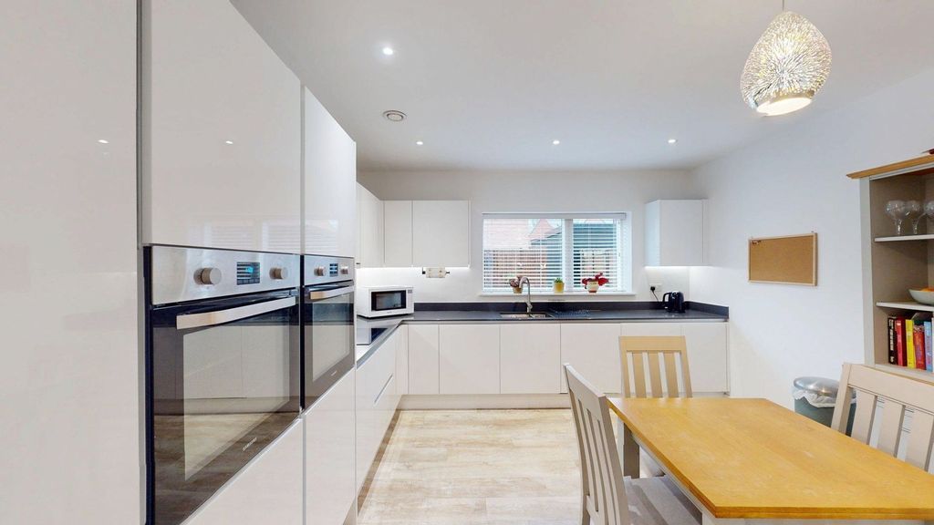 Property photo 3 of 19 Kitchen