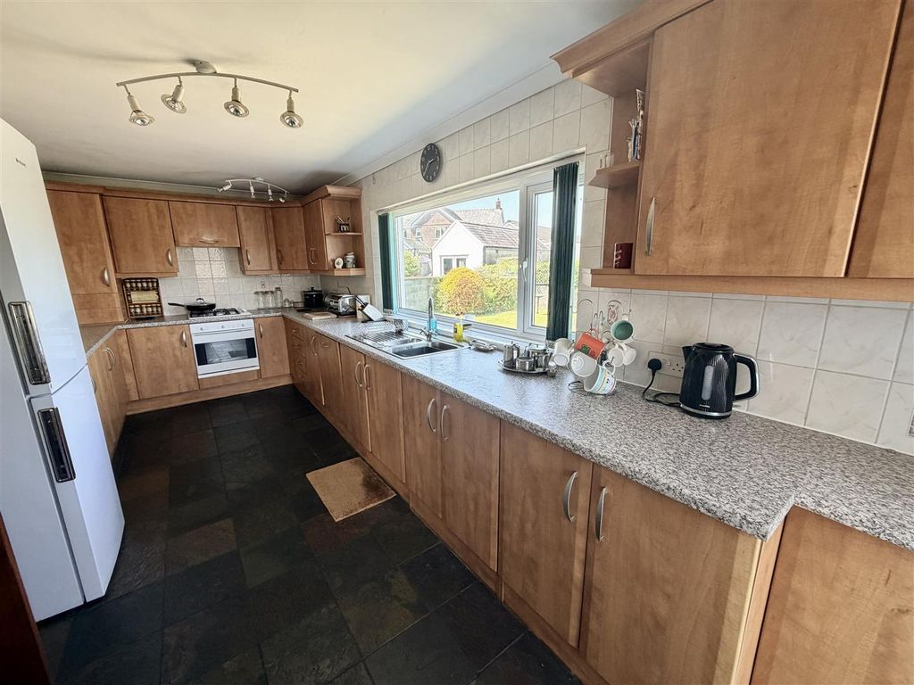 Property photo 3 of 14 Kitchen